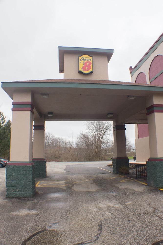 Super 8 By Wyndham Erie/i 90 Hotel 2*