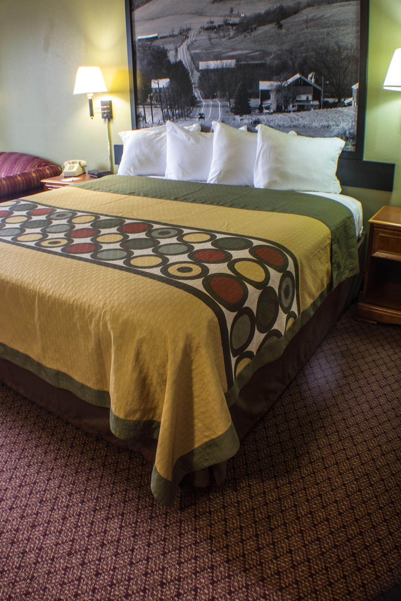 Hotel Super 8 By Wyndham Erie/i 90 2*