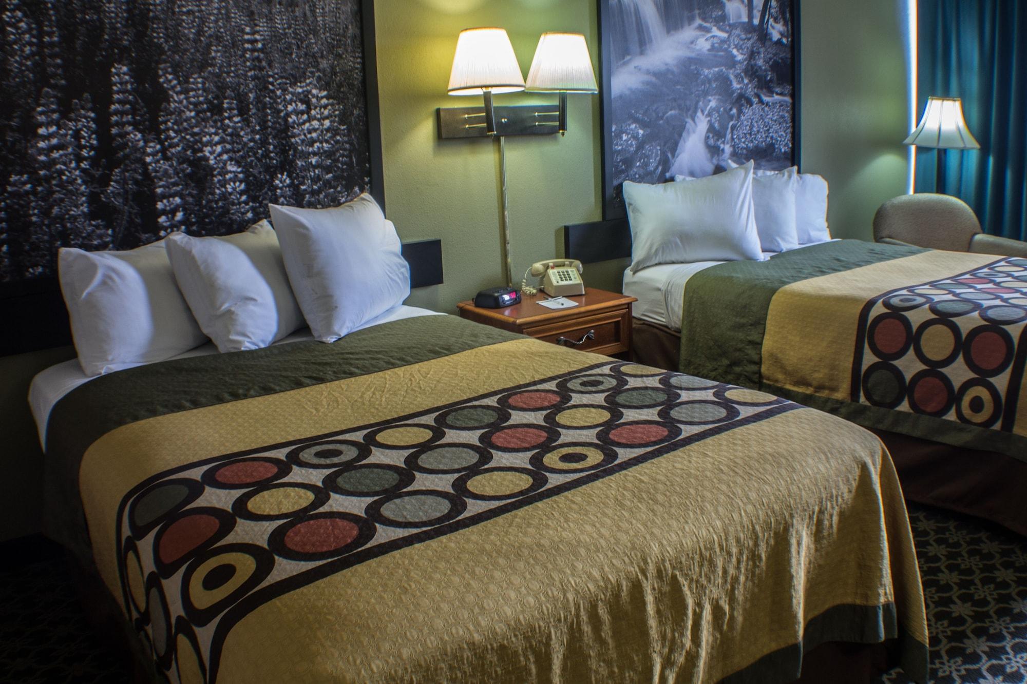 Hotel Super 8 By Wyndham Erie/i 90
