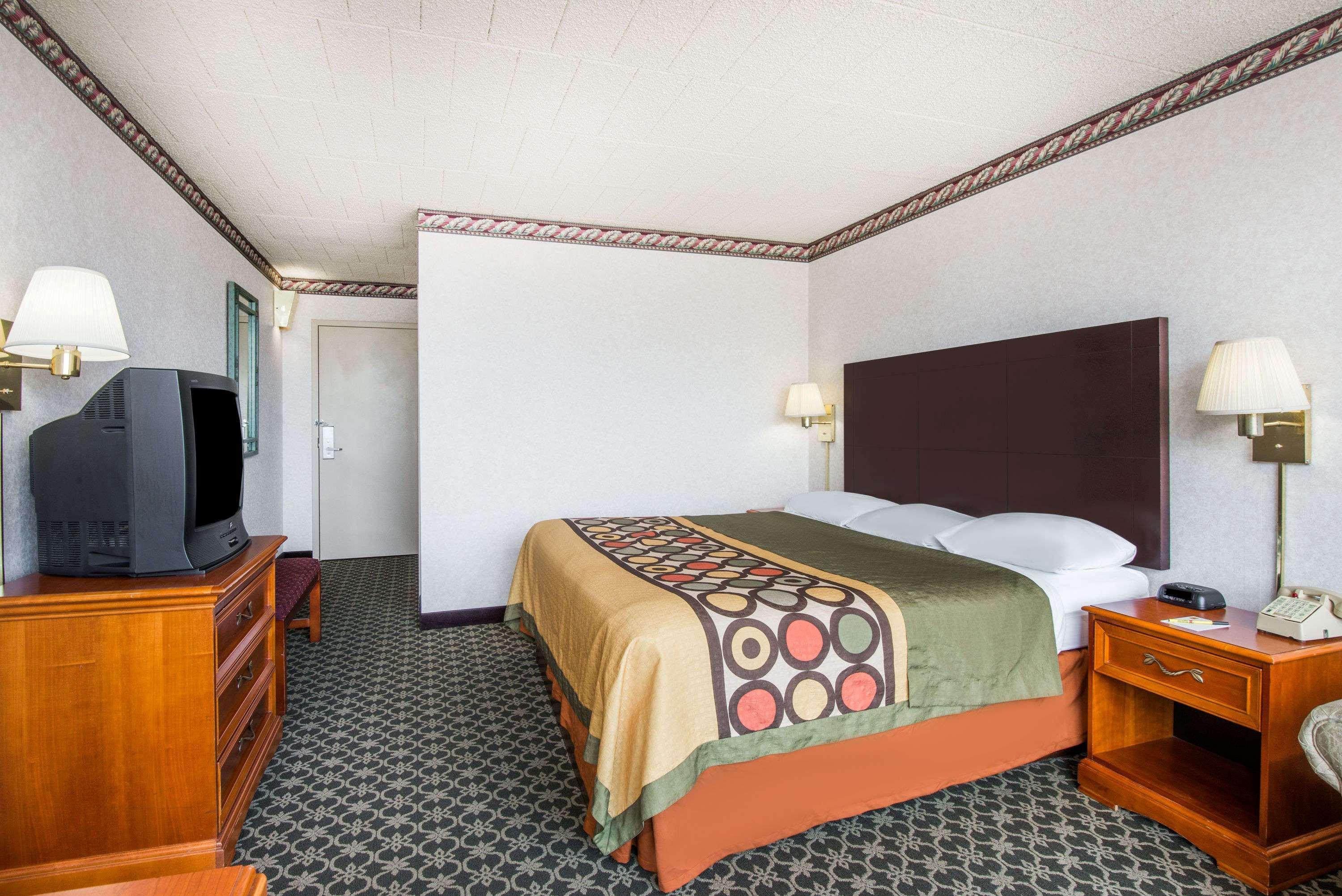 Hotel Super 8 By Wyndham Erie/i 90 2*