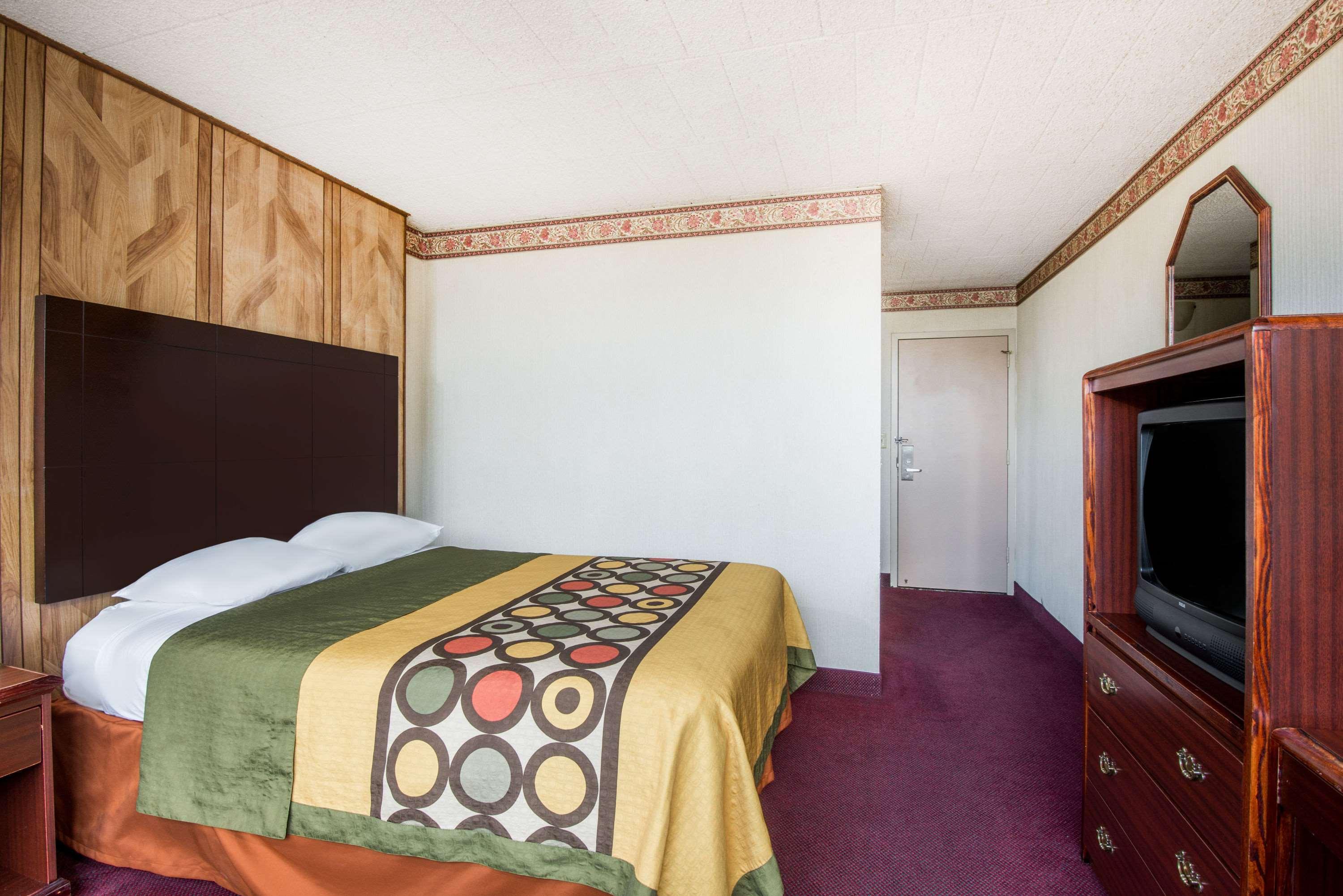 Super 8 By Wyndham Erie/i 90