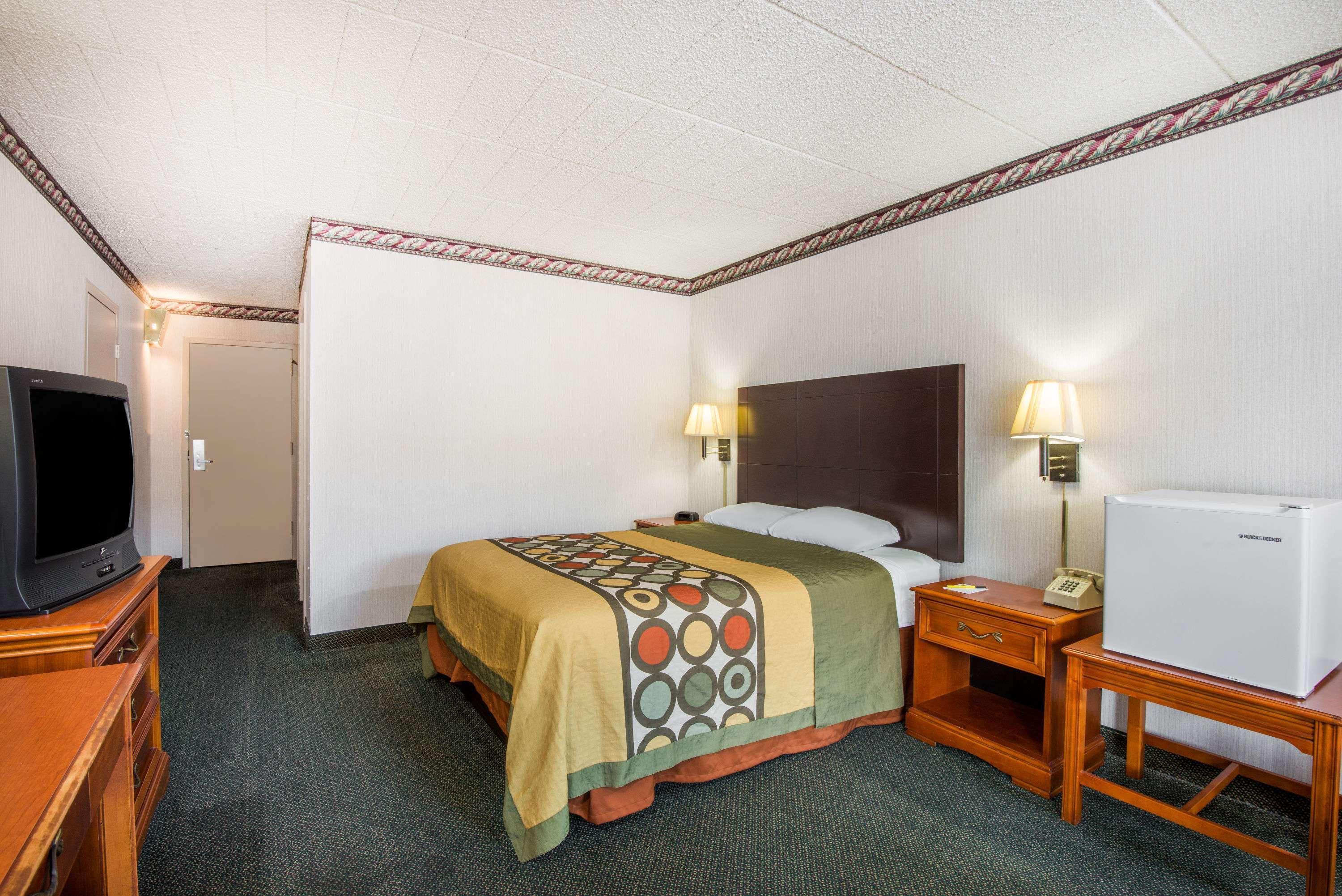 Super 8 By Wyndham Erie/i 90 Hotel