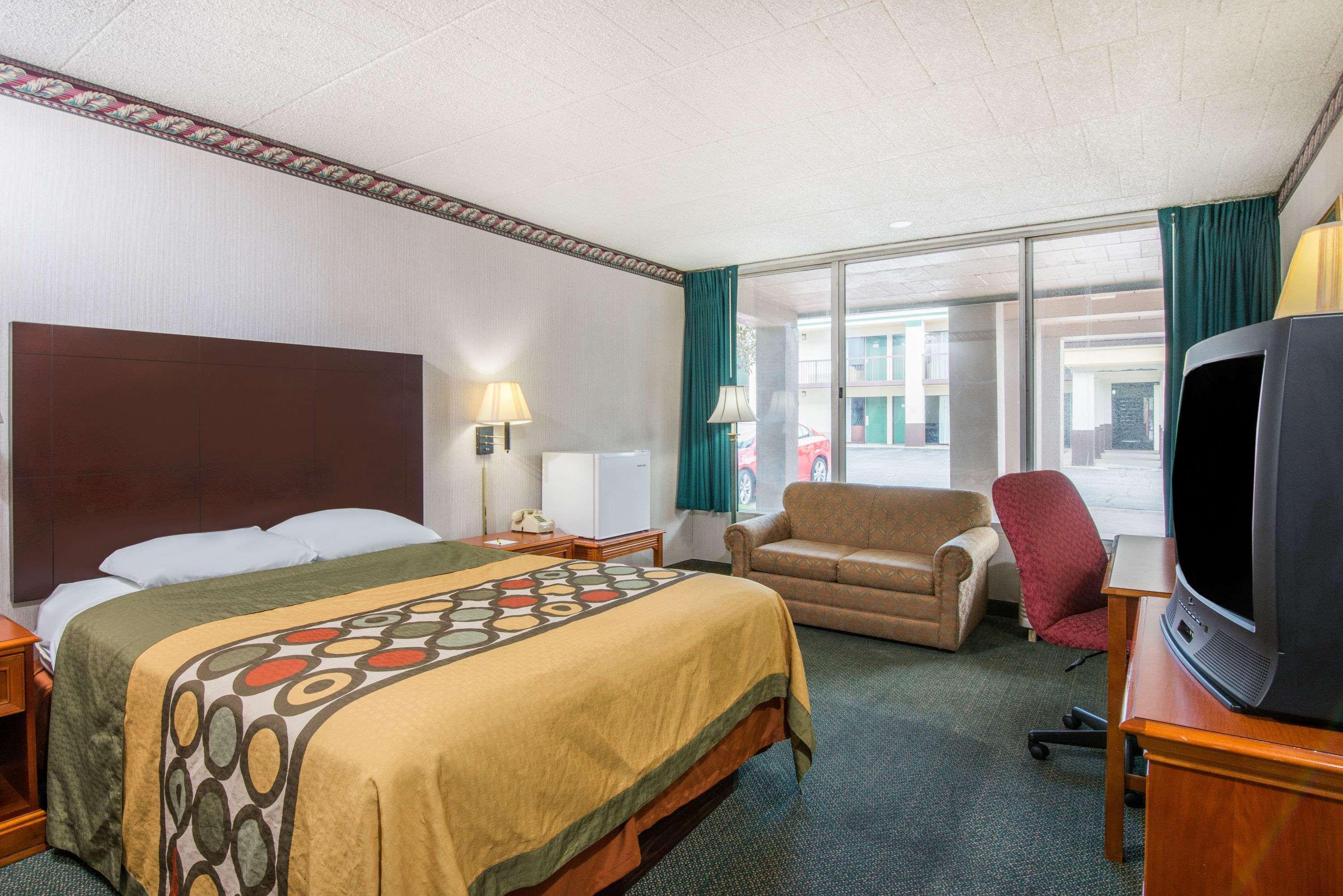 Hotel Super 8 By Wyndham Erie/i 90 2*