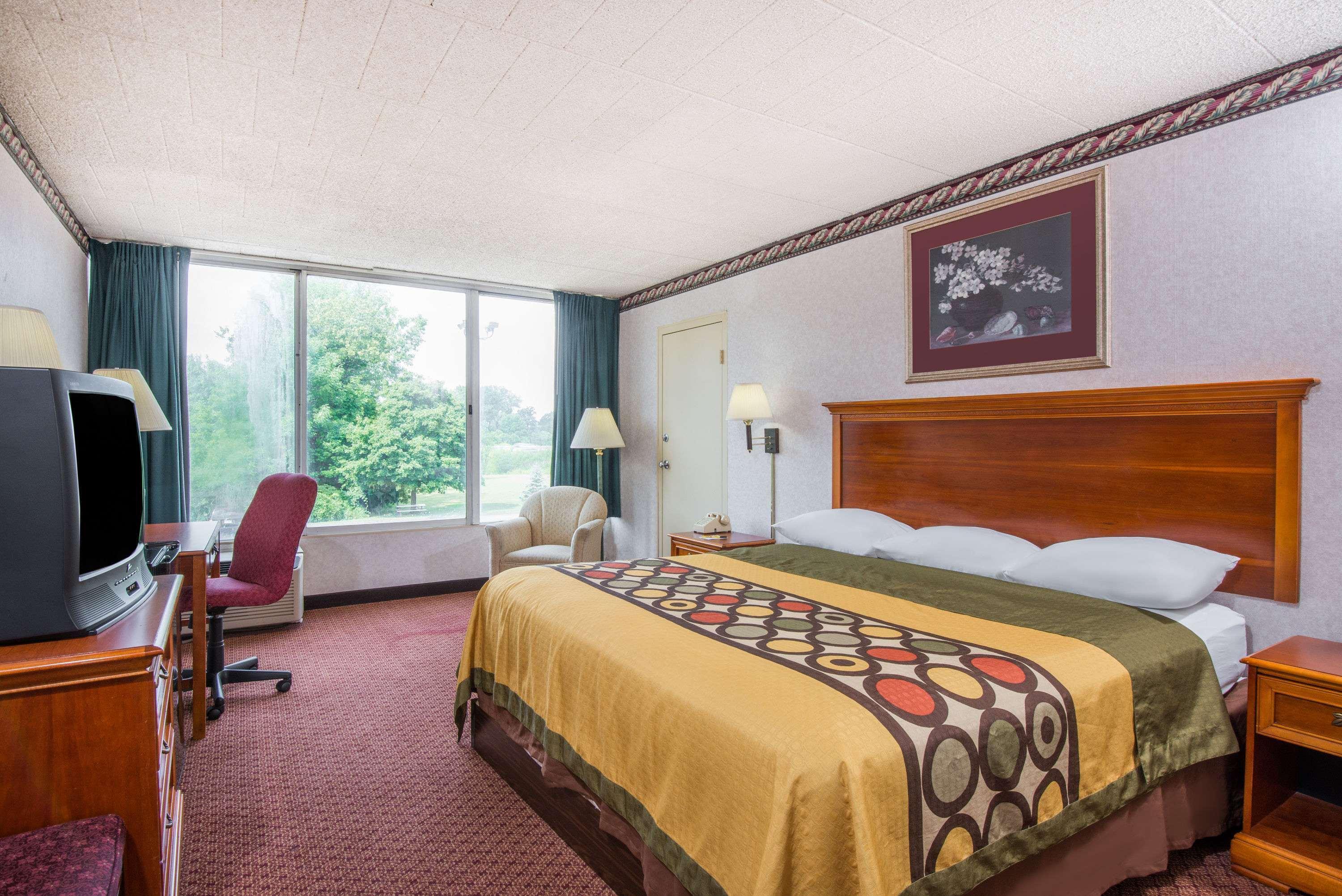 Super 8 By Wyndham Erie/i 90