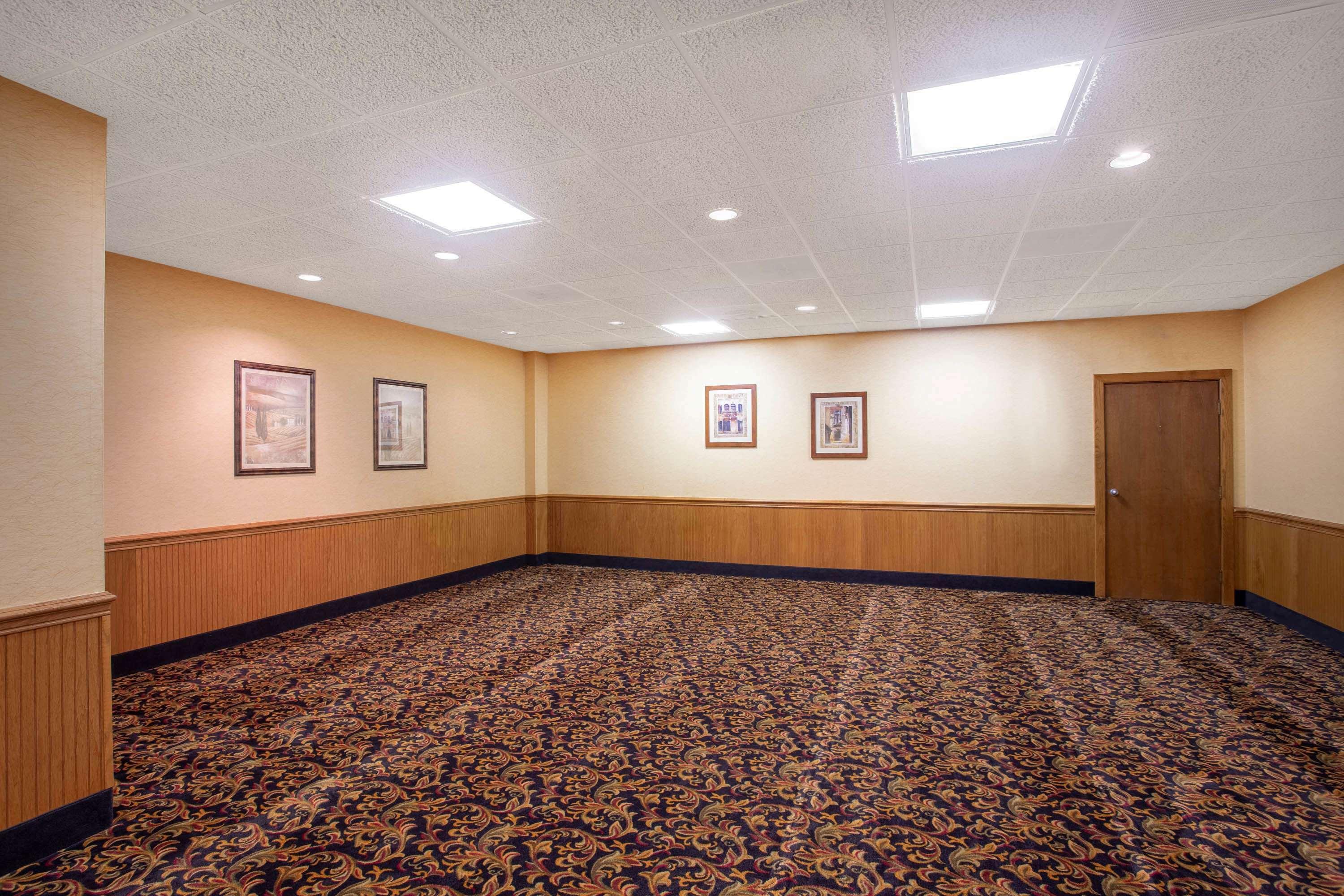 Hotel Super 8 By Wyndham Erie/i 90 2*