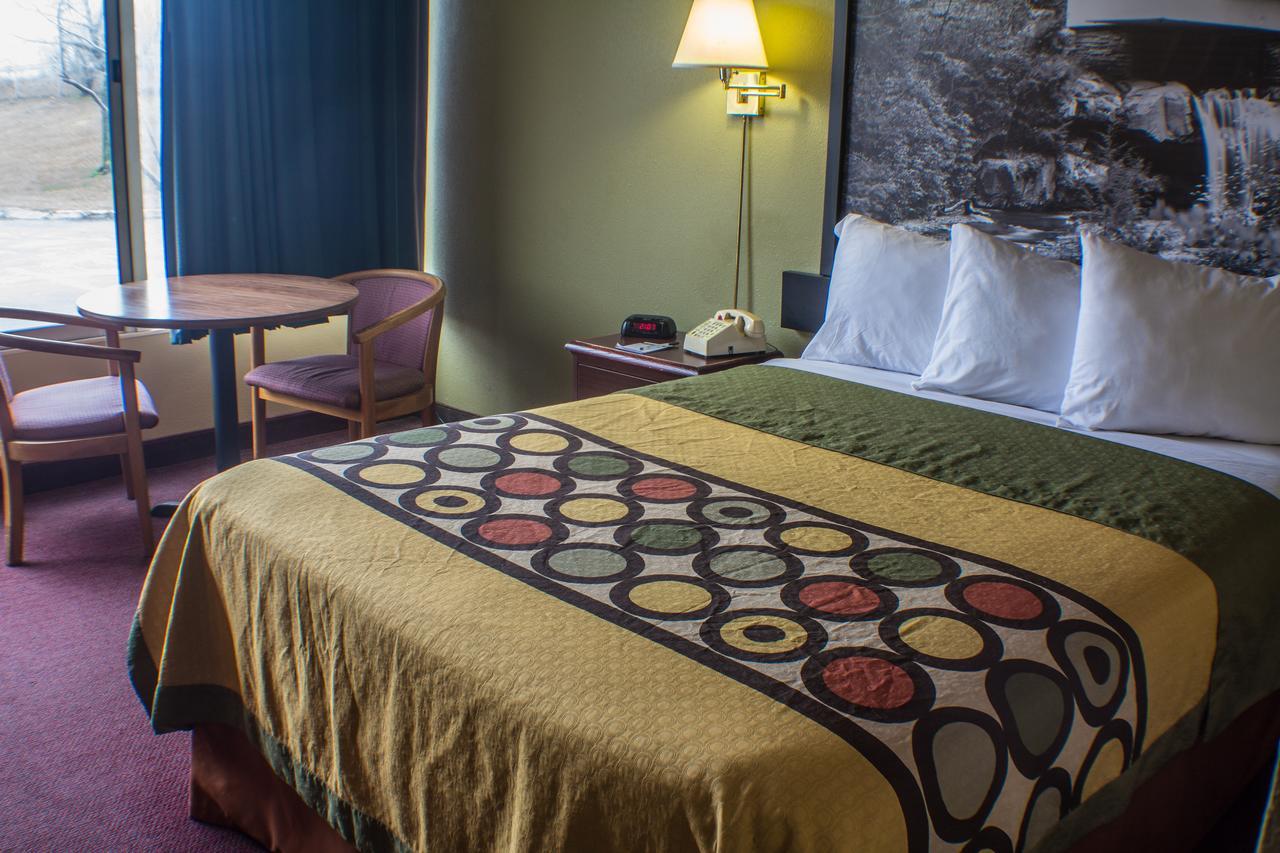 Hotel Super 8 By Wyndham Erie/i 90 2*