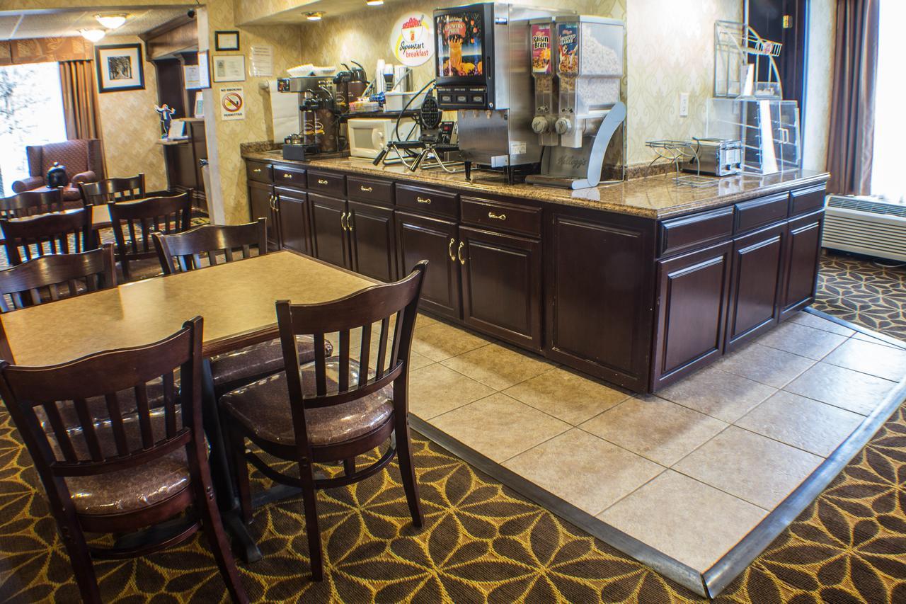 Super 8 By Wyndham Erie/i 90 Hotel 2*