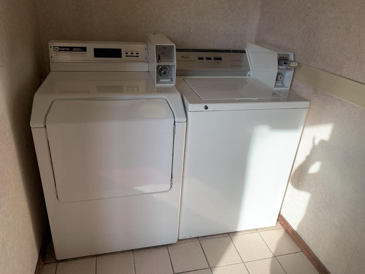 Super 8 By Wyndham Erie/i 90 Hotel 2*