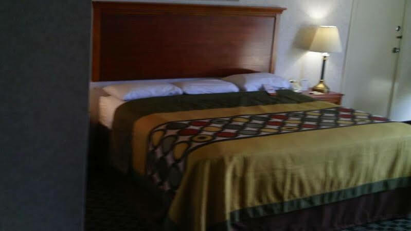 Super 8 By Wyndham Erie/i 90 Hotel