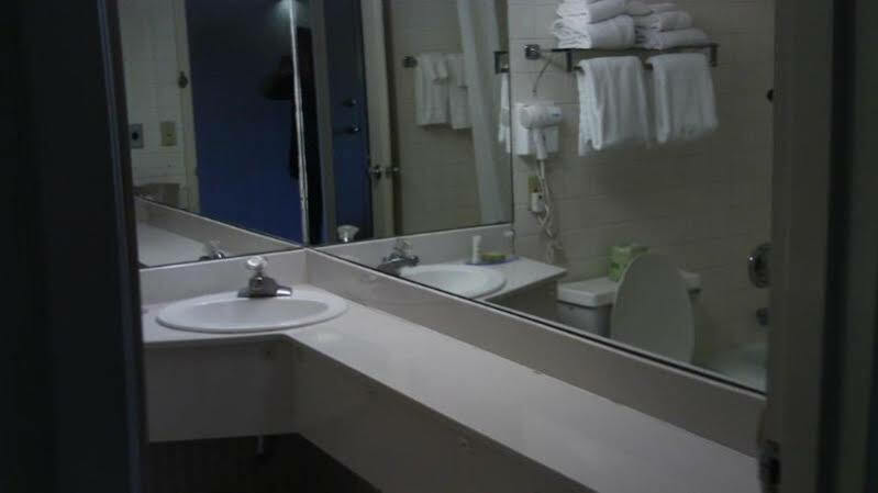 Hotel Super 8 By Wyndham Erie/i 90