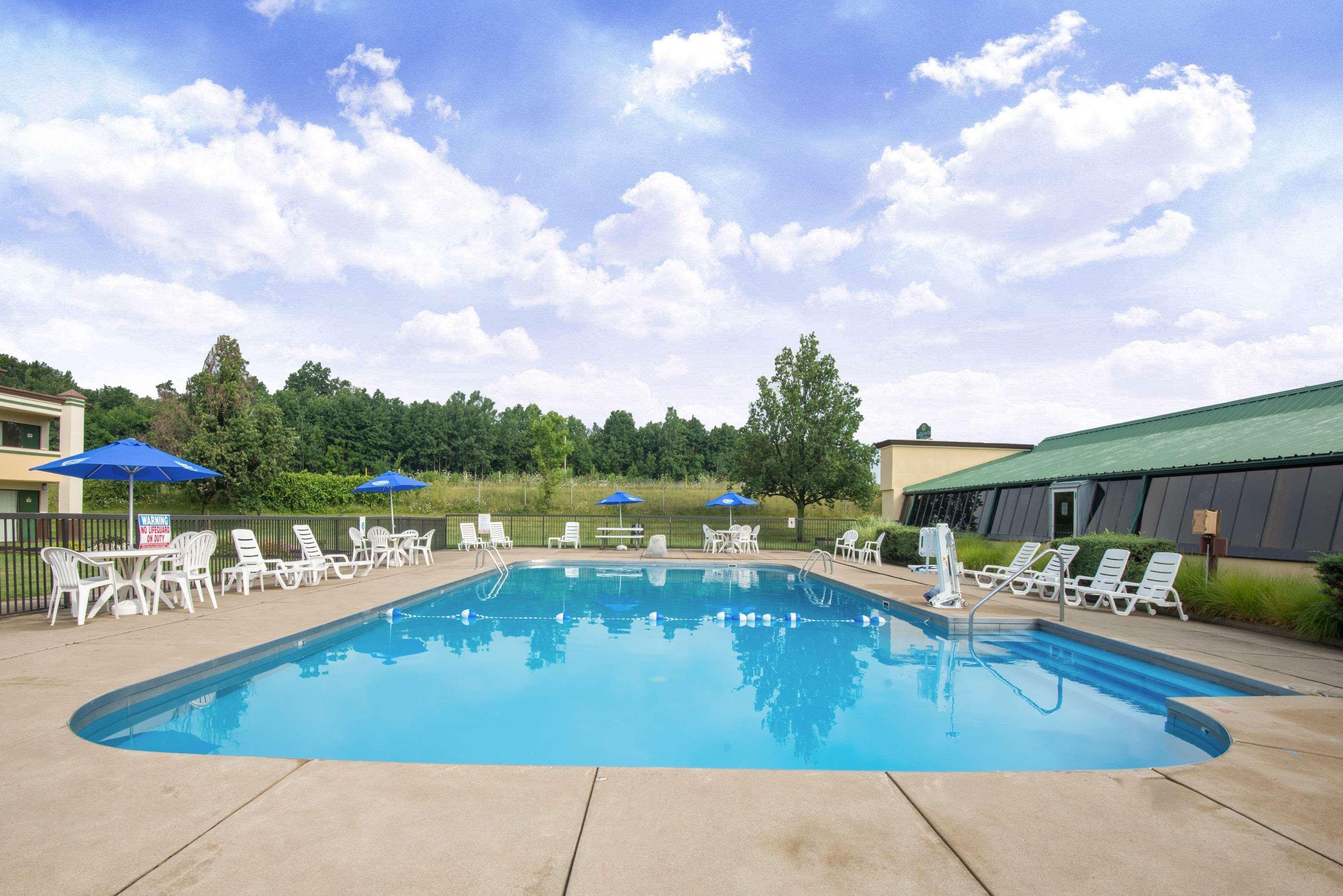 Super 8 By Wyndham Erie/i 90 Hotel Kearsarge