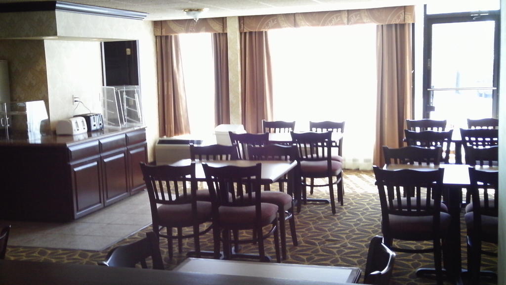 Hotel Super 8 By Wyndham Erie/i 90
